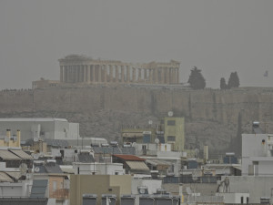 Δυστοπικές εικόνες στην Αθήνα λόγω αφρικανικής σκόνης - Αποπνικτική η ατμόσφαιρα