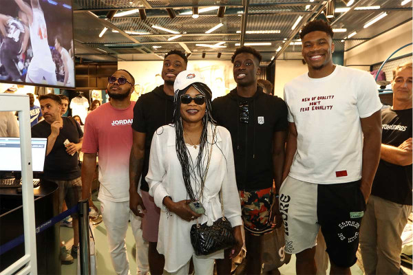 Γιάννης Αντετοκούνμπο: «Ασταμάτητη η καρδιά όταν κινούνται ως ένα» - Το βίντεο για τα αδέλφια του