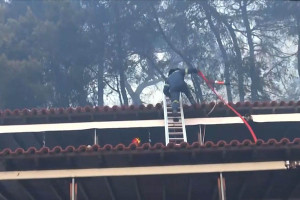 Τραυματίστηκαν πυροσβέστες στη μεγάλη φωτιά της Χαλκιδικής