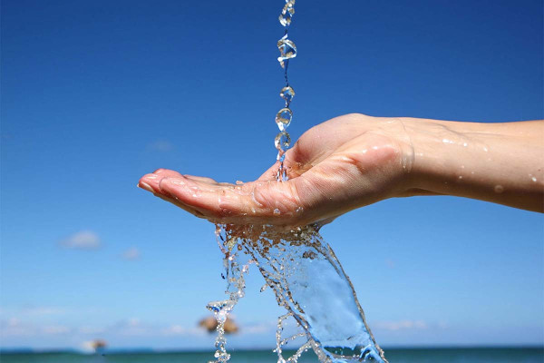 Κινέζοι ανέπτυξαν μεμβράνη που μετατρέπει το μολυσμένο νερό σε πόσιμο μέσα σε λίγα λεπτά