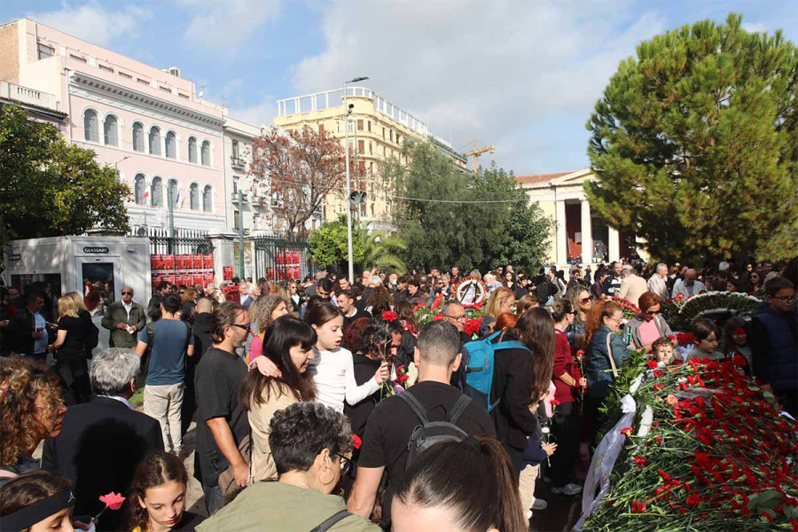 Πολυτεχνείο: Στεφάνια, μηνύματα και συγκίνηση στις εκδηλώσεις για την 52η επέτειο
