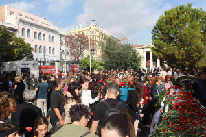 Πολυτεχνείο: Στεφάνια, μηνύματα και συγκίνηση στις εκδηλώσεις για την 52η επέτειο