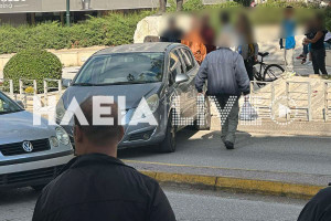 Πύργος: Αυτοκίνητο τσούλησε στην κατηφόρα και πήγε στον… Κολοκοτρώνη