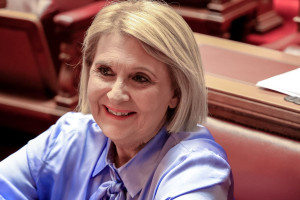 Εποχικοί πυροσβέστες κατά Βούλτεψη: “Να κάτσει στο κλιματιστικό της”