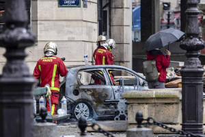 Μεγάλη πυρκαγιά στο Παρίσι - Στις φλόγες 6όροφο κτήριο