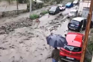 Σικελία: Βροχή ενός μήνα έπεσε σε τέσσερις ώρες - Δρόμοι-«ποτάμια» και εγκλωβισμένοι