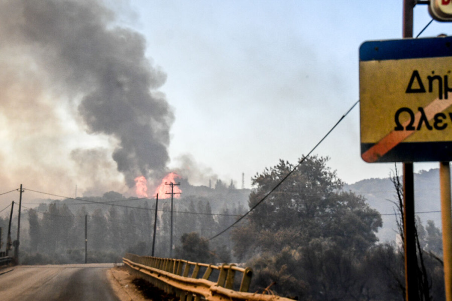 Αντιδήμαρχος Πάτρας: Η φωτιά έχει αγκαλιάσει την πόλη - Πλησιάζει το Πανεπιστήμιο και το νοσοκομείο