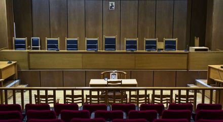 Δίκη πρώην ντράμερ: Διεκόπη η δίκη λόγω προβλήματα υγείας του κατηγορούμενου
