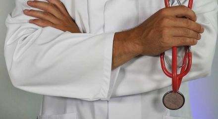 Βόλος: Έρευνα για αντιεμβολιαστή γιατρό που έδινε «κοκτέιλ» βιταμινών σε ασθενείς με Covid - Τι τους έλεγε