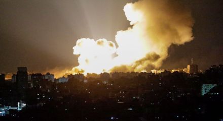 Ανελέητοι ισραηλινοί βομβαρδισμοί στη Γάζα - Ξεκινούν ξανά οι συνομιλίες για εκεχειρία
