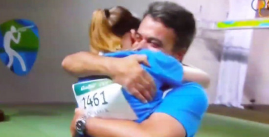 Άννα Κορακάκη: Η συγκινητική αγκαλιά της χρυσής Ολυμπιονίκη με τον πατέρα της!