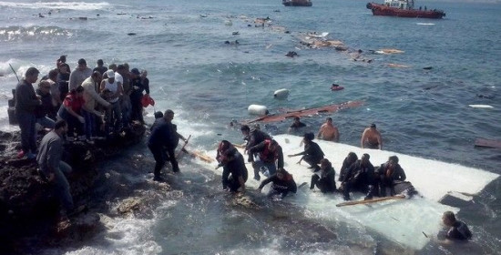 Βύθιση αλιευτικού με 600 πρόσφυγες ανοιχτά της Λιβύης - Φόβοι για εκατοντάδες θύματα