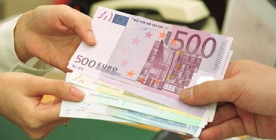 Σπατάλες Δήμων: Έδωσαν 100.000 ευρώ σε μαέστρο και 8.000 ευρώ για... μελομακάρονα