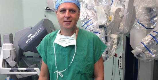 Πρωτοποριακή ρομποτική επέμβαση σε νεφρούς με πολλαπλούς όγκους από Έλληνα χειρουργό