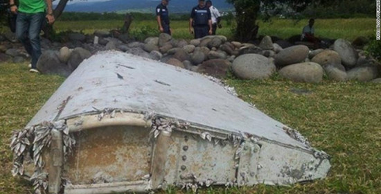 Malaysian Airlines: Έκρηξη στον αέρα και όχι πρόσκρουση "δείχνουν" τα ευρήματα