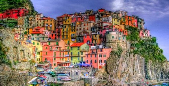 Μπλουμ! Βουτιά στα χρώματα: Αυτές είναι οι πιο πολύχρωμες πόλεις του κόσμου