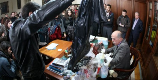 Πρωτοφανές: Φοιτητές γέμισαν με σκουπίδια την Πρυτανεία λόγω . . . Φορτσάκη