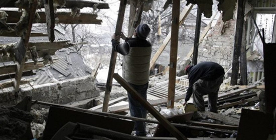 Ουκρανία: Δεκατρείς νεκροί από ρίψη οβίδας σε στάση τρόλεϊ