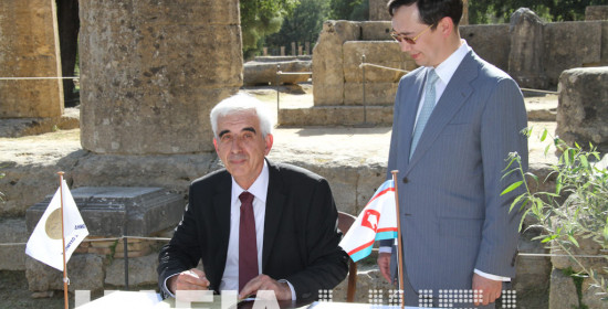 Ο δήμαρχος Αρχ. Ολυμπίας με τον ομόλογό του της Γιακουτίας στην υπογραφή της πράξης. 