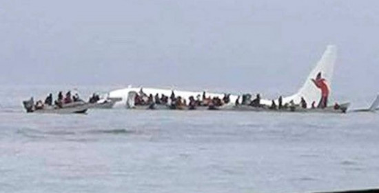Νέα Γουινέα: Αεροπλάνο προσπέρασε το αεροδρόμιο και προσγειώθηκε σε λιμνοθάλασσα