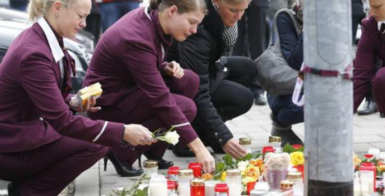 Ο θρήνος των αεροσυνοδών: Εργαζόμενες της Germanwings ανάβουν κεριά στη μνήμη των θυμάτων