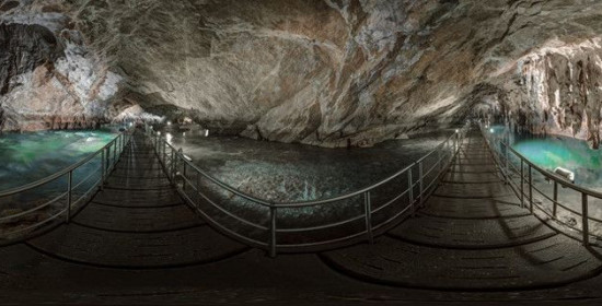 Σπήλαιο Αγγίτη: Περπατήστε στο διάδρομο, κόντρα στο ποτάμι, ανάμεσα στους ασπρο-κόκκινους σταλακτίτες