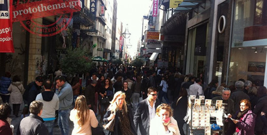 "Κυριακή ανοιχτά": Oι εκπτώσεις έφεραν κόσμο στα καταστήματα - Κλειστά στην Ηλεία