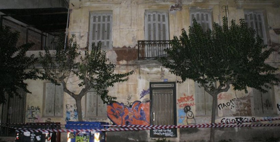 Αίγιο: Ρωγμές σε τοίχους και σπασμένες τζαμαρίες άφησαν τα 4,8 Ρίχτερ 