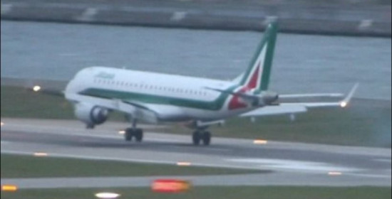 Bίντεο-σοκ: Παρ' ολίγον τραγωδία με αεροπλάνο της Alitalia στην προσγείωσή του στο Λονδίνο
