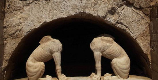 Οι αρχαιοκάπηλοι της Αμφίπολης: το κύκλωμα, ο "αόρατος" τραπεζικός, ο στρατηγός της ΕΛ.ΑΣ. και οι παράνομες ανασκαφές στον τάφο του λόφου Καστά
