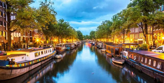 Το Αμστερνταμ βάζει τους τουρίστες να μαζεύουν πλαστικά από τα κανάλια