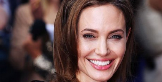 Λαμπερή η πρώτη δημόσια εμφάνιση της Angelina Jolie μετά από την διπλή μαστεκτομή 