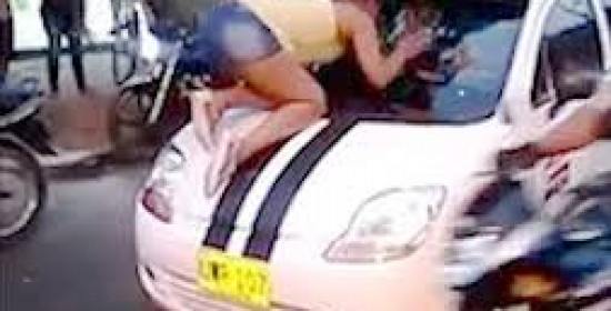 Βίντεο: Τον έπιασε να την απατά και του διέλυσε το αυτοκίνητο
