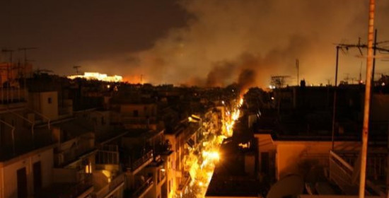 Καίγεται και λεηλατείται η Αθήνα - Συνεχής ενημέρωση