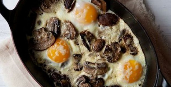 Ψητά αυγά με μανιτάρια και γραβιέρα