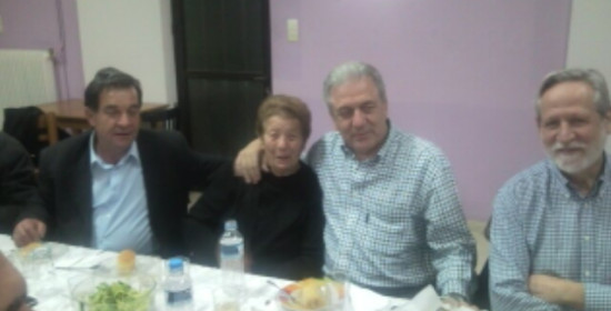 Ο κ. Αβραμόπουλος με την αδερφή του πατέρα του στο Αυγείο.