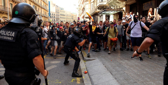 Συγκρούσεις στη Βαρκελώνη σε διαδηλώσεις υπέρ και κατά της Καταλονίας