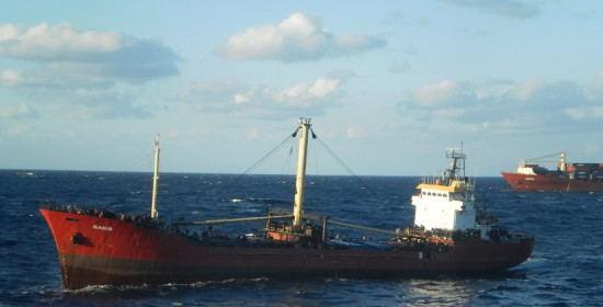Κρήτη: Η φρεγάτα "Ύδρα" ρυμουλκεί το πλοίο με τους 700 μετανάστες