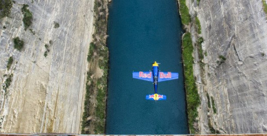 Φωτογραφίες που κόβουν την ανάσα: Διέσχισε με αεροπλάνο τη μήκους 6,4 χλμ Διώρυγα της Κορίνθου