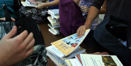 Χωρίς σχολικά βιβλία και η Ηλεία - Oι γονείς αγοράζουν τα "δωρεάν" βιβλία 