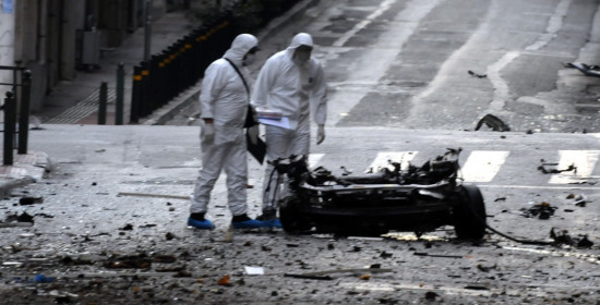 Αυτοκίνητο - βόμβα εξερράγη έξω από την Τράπεζα της Ελλάδας στο κέντρο της Αθήνας (photos & video)