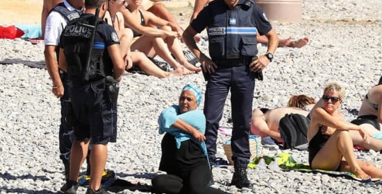 Φωτογραφίες: Γάλλοι αστυνομικοί αναγκάζουν γυναίκα να βγάλει το μπουρκίνι