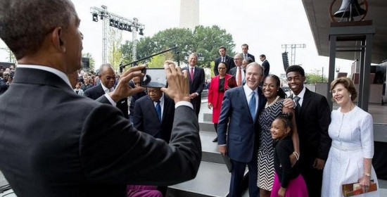 Οταν ο Μπους διέκοψε τον Ομπάμα για να τον βγάλει φωτογραφία με το κινητό