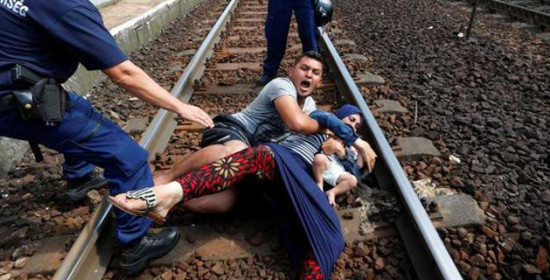 Εικόνες σοκ στην Ουγγαρία - Πρόσφυγες γαντζώθηκαν στις ράγες 