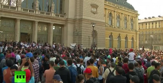 "Γερμανία, Γερμανία": Χάος στη Βουδαπέστη με μετανάστες που θέλουν να πάνε Βερολίνο