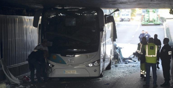 Λεωφορείο γεμάτο μαθητές προσέκρουσε σε τούνελ - Πάνω από 30 τραυματίες 