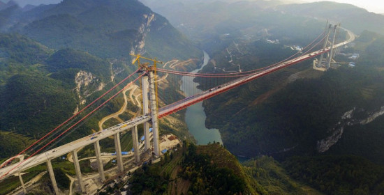 Κίνα: Σχεδόν έτοιμη μια από τις μεγαλύτερες κρεμαστές γέφυρες στον κόσμο