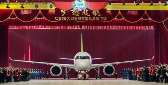 Τα εντυπωσιακά αποκαλυπτήρια του πρώτου κινεζικού επιβατικού αεροπλάνου