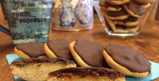 Γεμιστά μπισκότα με μαρμελάδα και σοκολάτα υγείας (τύπου choco orange)