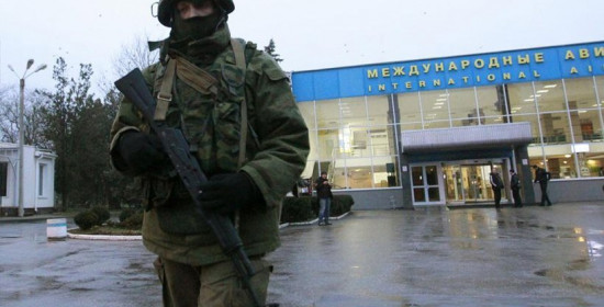 Κλίμα εμφυλίου: Ρώσοι στρατιώτες στα αεροδρόμια της Κριμαίας